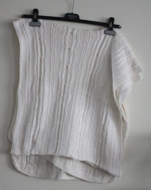 Witte omslagdoek-sjaal