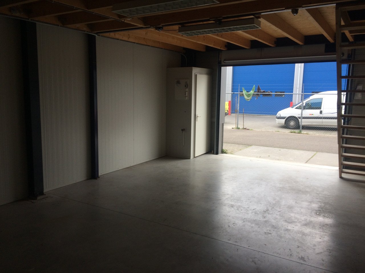 TE HUUR bedrijfsruimte / unit / loods / kantoor / opslag 100m2 voor 725 pm