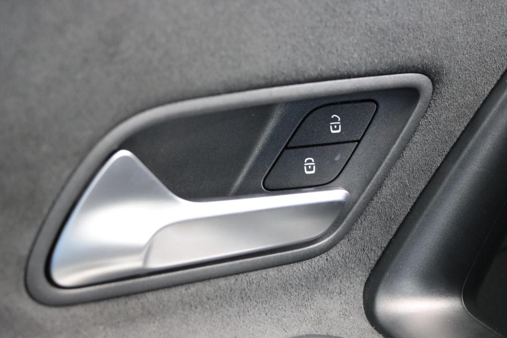 Mercedes-Benz A-Klasse 180 business solution amg 136pk automaat