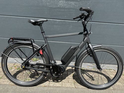 Sportieve elektrische herenfiets middenmotor en riem aandrijving