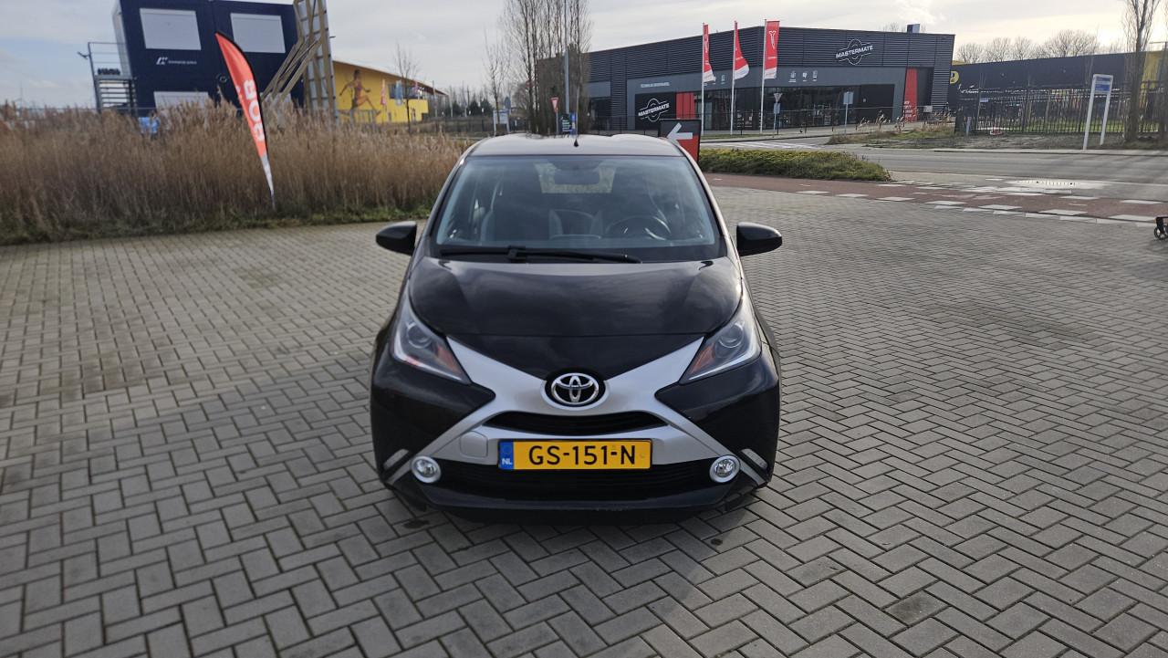 Zuinige TOYOTA AYGO 1.0 5drs. X-PLAY 2015 / NL AUTO / NAP 97.471 km !