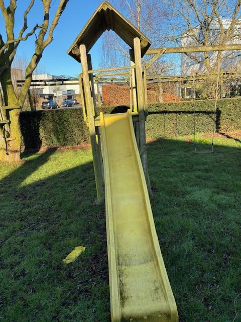 Schommel met glijbaan gratis op te halen