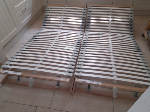 2 x Verstelbare lattenbodem 90 x 200 ( in goede nette staat)