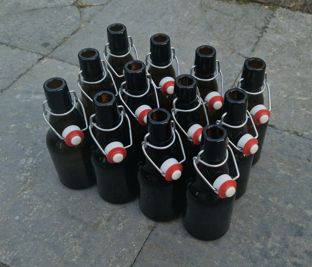 12 Bruine Beugelflessen