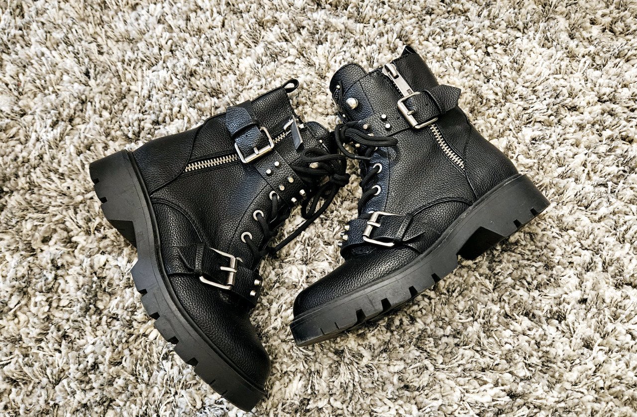 Zwarte GUESS veterlaarzen met gespen en studs