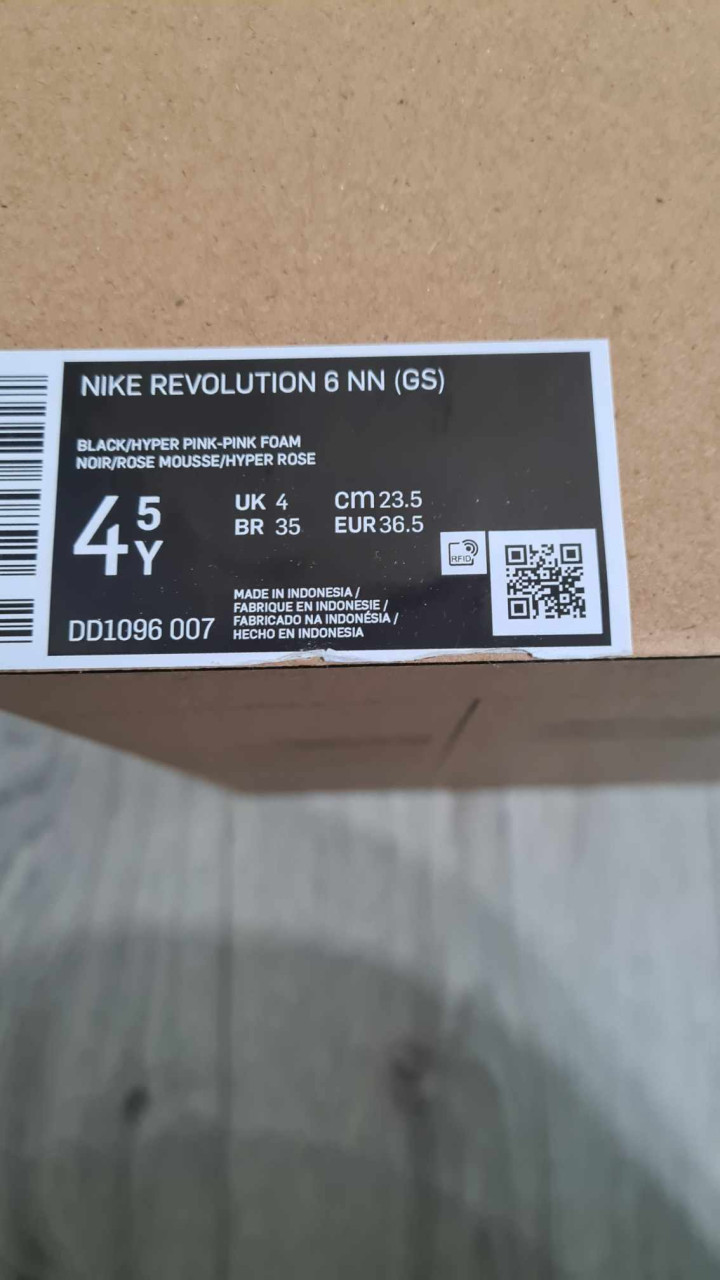 NIEUW-NIKE Revolution  meisjes sportschoenen 36,5 in doos