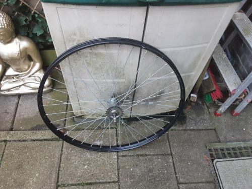 28 inch achterwiel met terugtraprem. ( zwarte velg  )