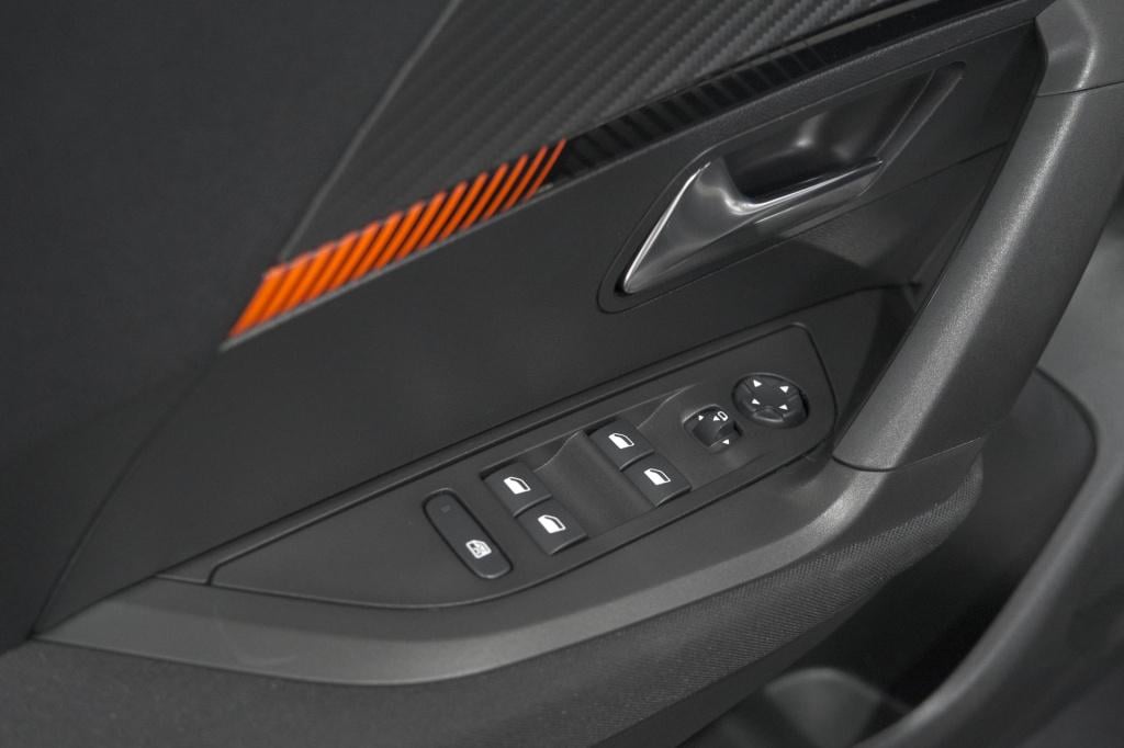 Peugeot 2008 puretech 130 active pack | trekhaak | camera | navigatie | par