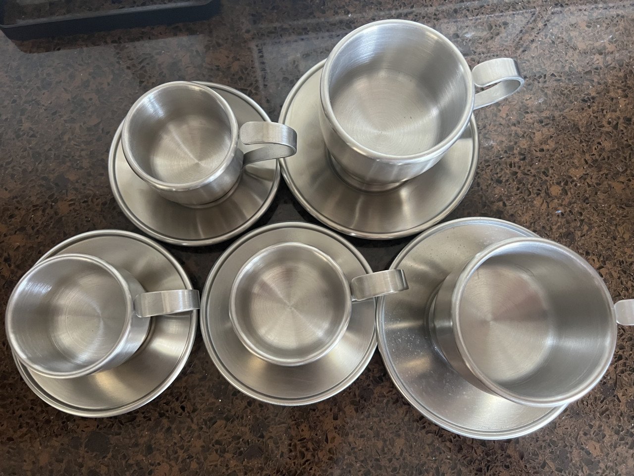 5 RVS kopjes 3 kleine en 2 grote.
