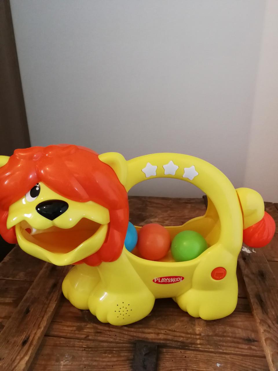 Ballenetende leeuw met geluid