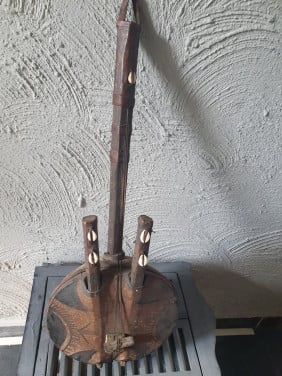 Prachtig handgemaakt mooi zeldzaam instrument afkomst uit afrika...