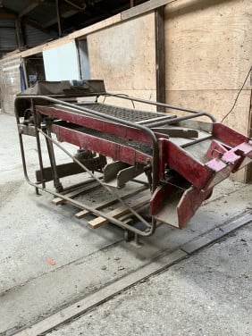 Aardappelsorteerder op motor werkend, oude