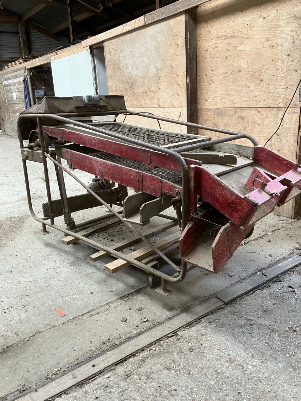 Aardappelsorteerder op motor werkend, oude