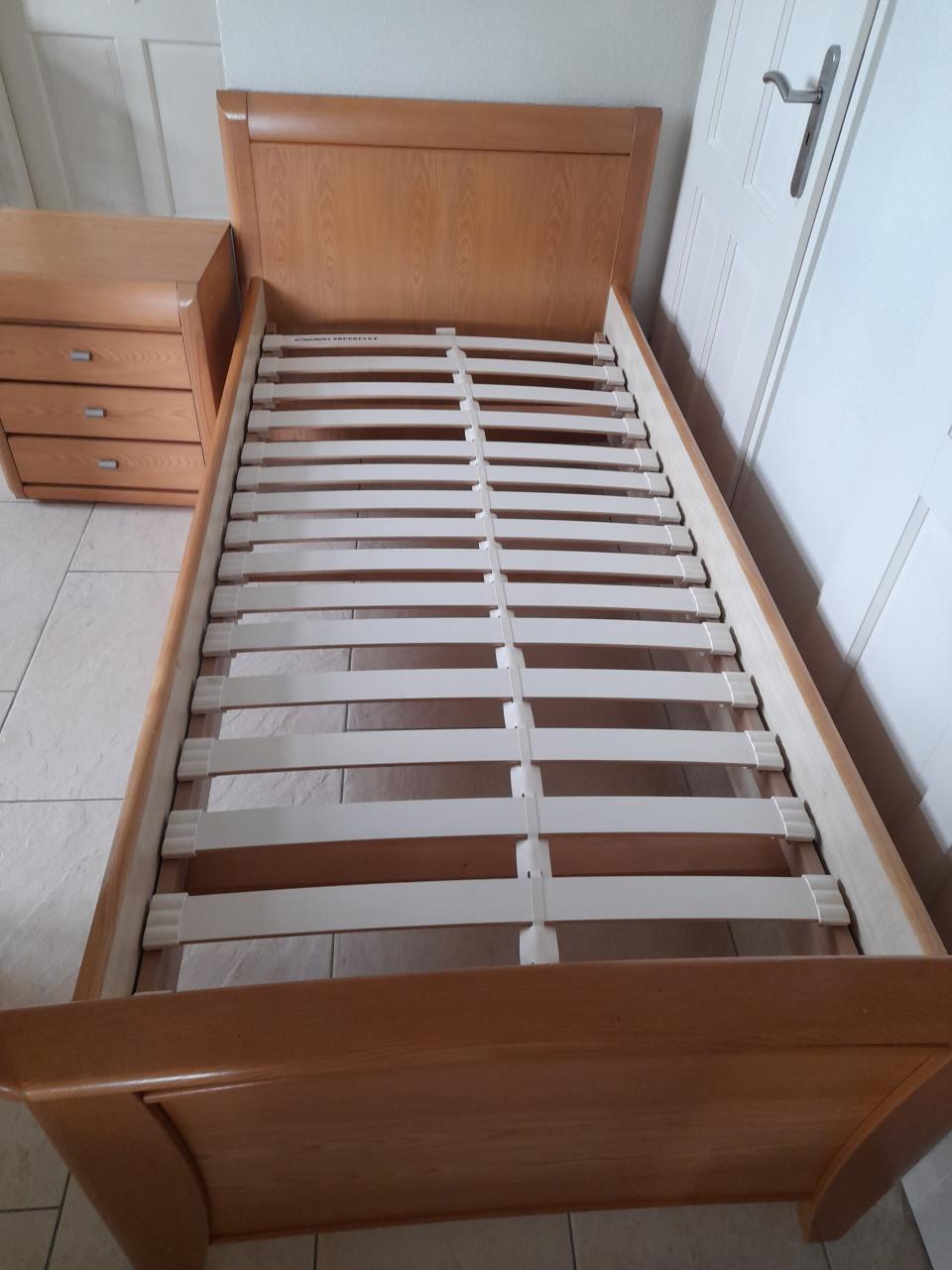 Senioren bed  met nachtkastje 90 x 200 (in goede nette staat )