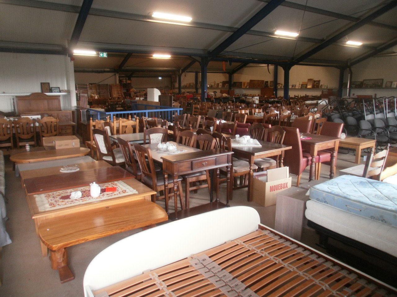Grote loods met 1440 M² verkoopoppervlakte op in zichtlocatie in Ijzendijke