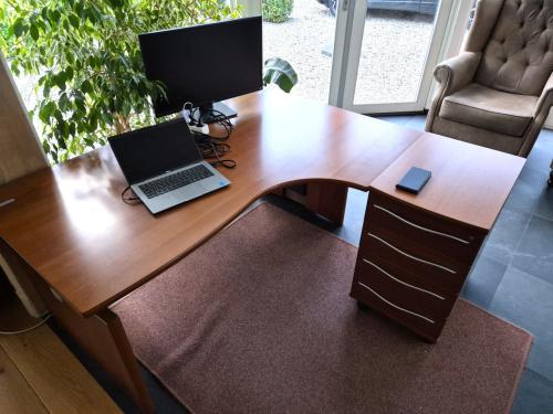 TE KOOP: bureau met ladenblok en kast (gebruikt)