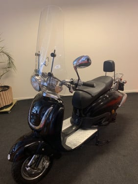 RETRO SCOOTER MET WINDSCHERM NU 349,= RIJKLAAR