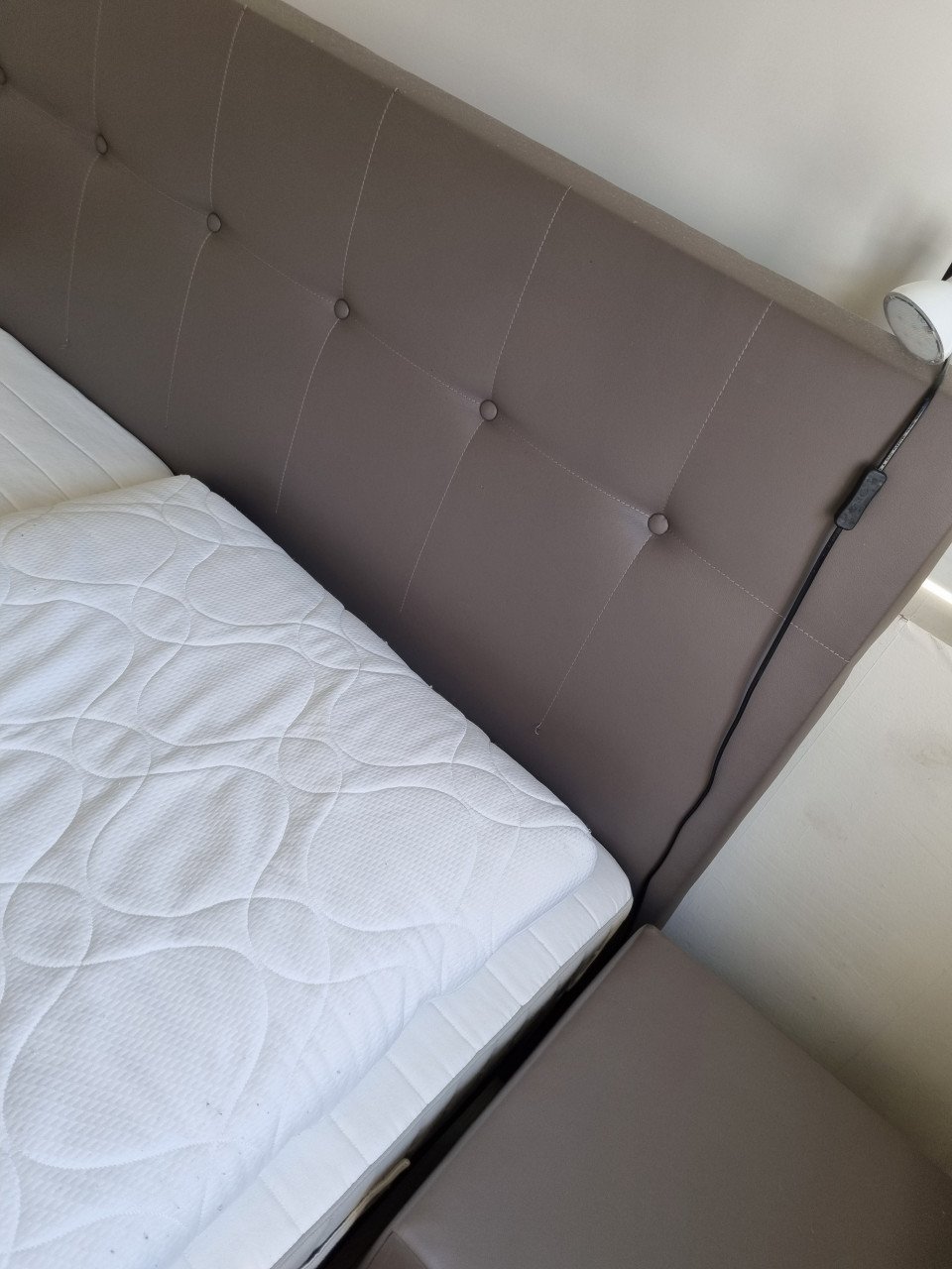 Boxspring bed 160x200 met hoofdbord + 2 hockers