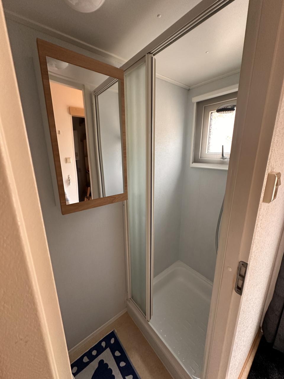 Te huur; fris Strandhuisje / slaapstrandhuisje in Dishoek