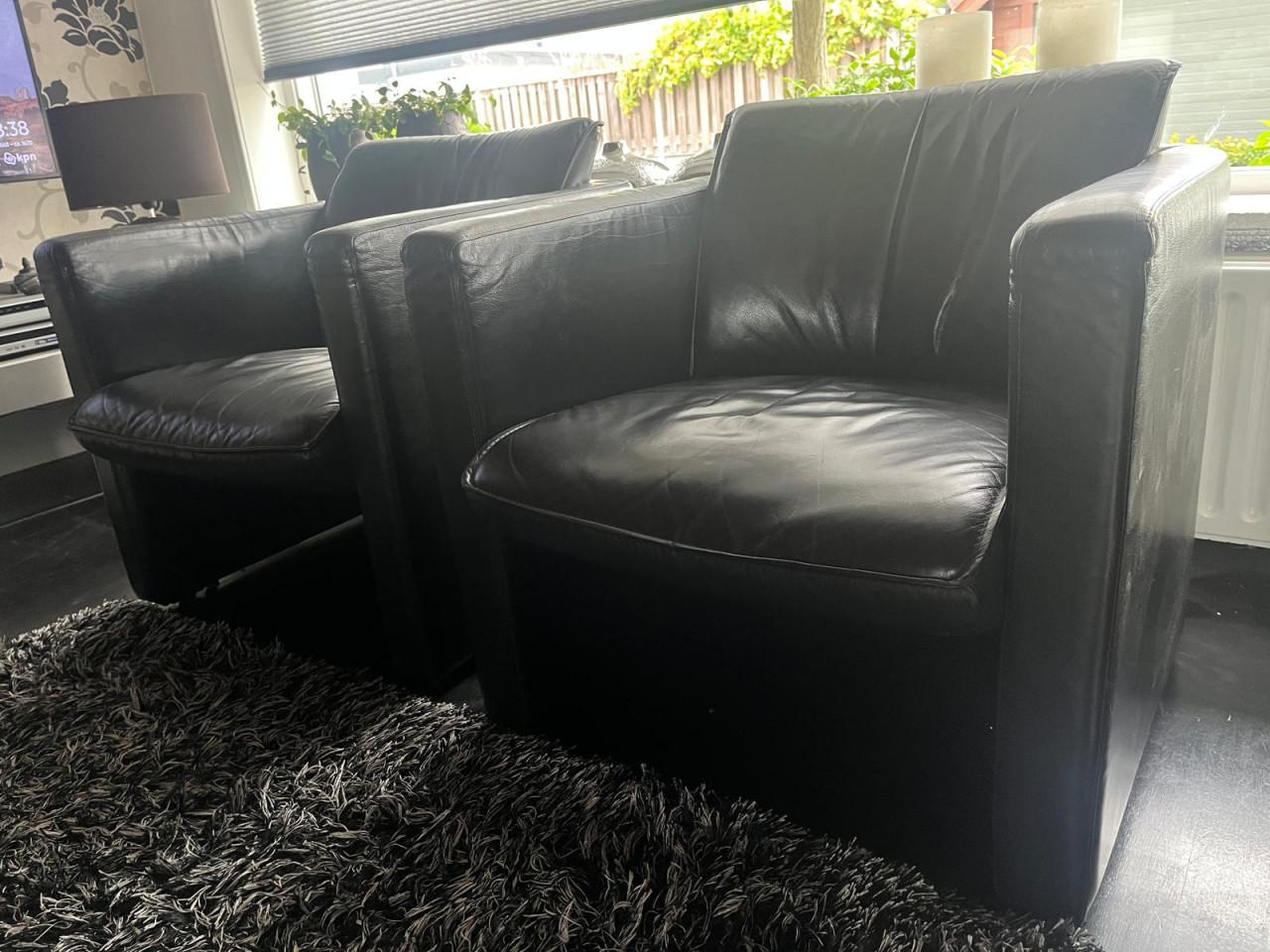 Complete inrichting (Leolux bank en 2x Leolux fauteuil, tafel en 4xstoelen)
