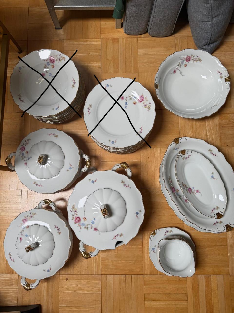 Compleet thee-, ontbijt- en dinerservies met bloemboeketjes
