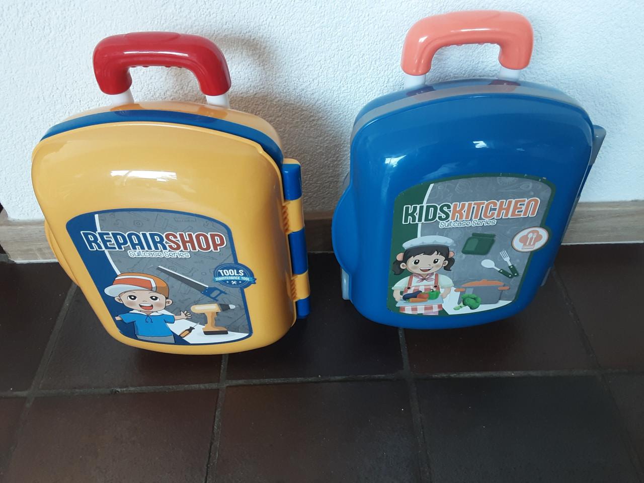 Rolkoffertje met speelgoed erin, keukentje en/of werkbank