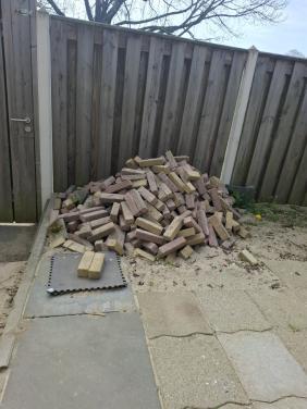 Zand, klinkers en tegelresten