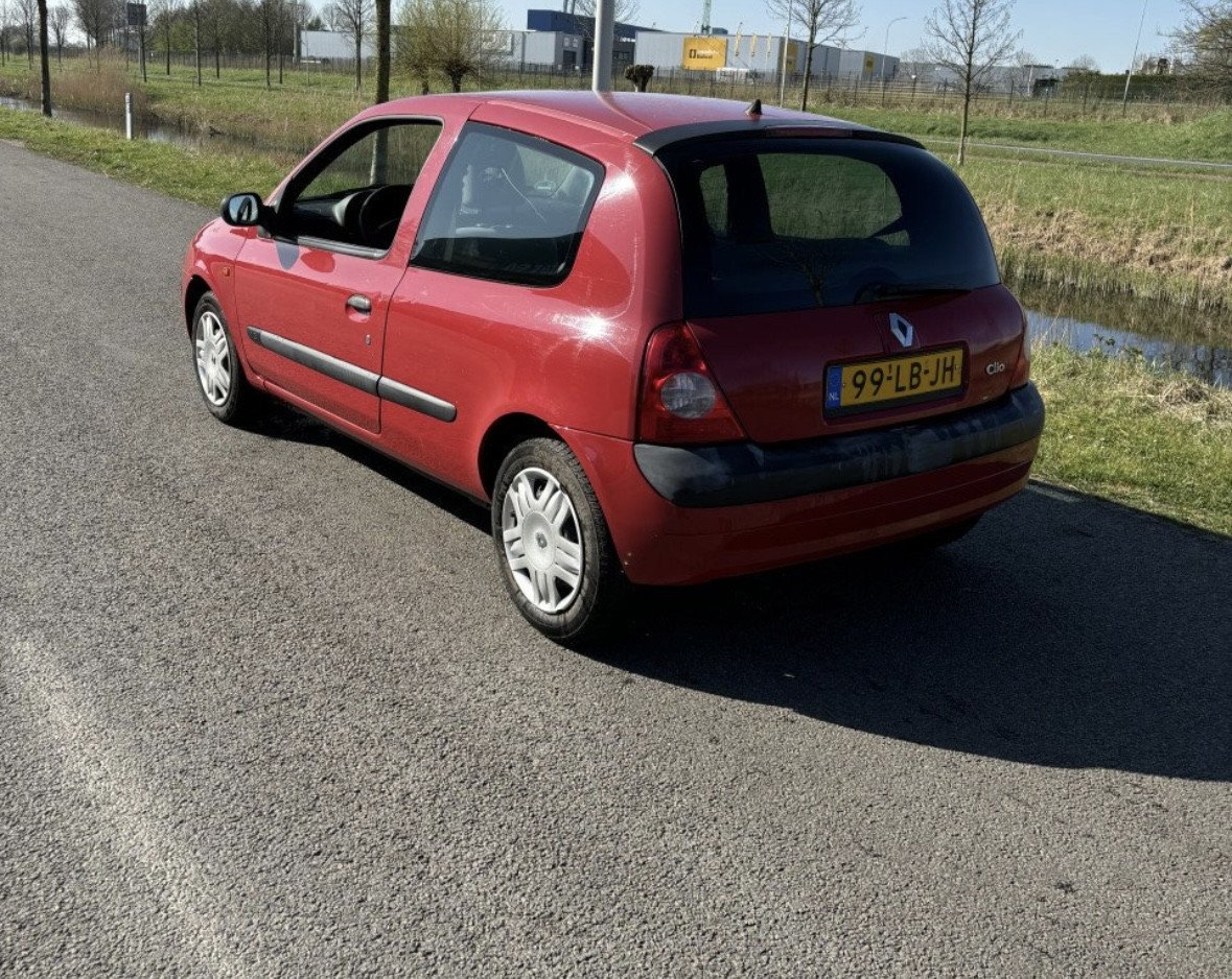 Renault Clio voljaar apk!