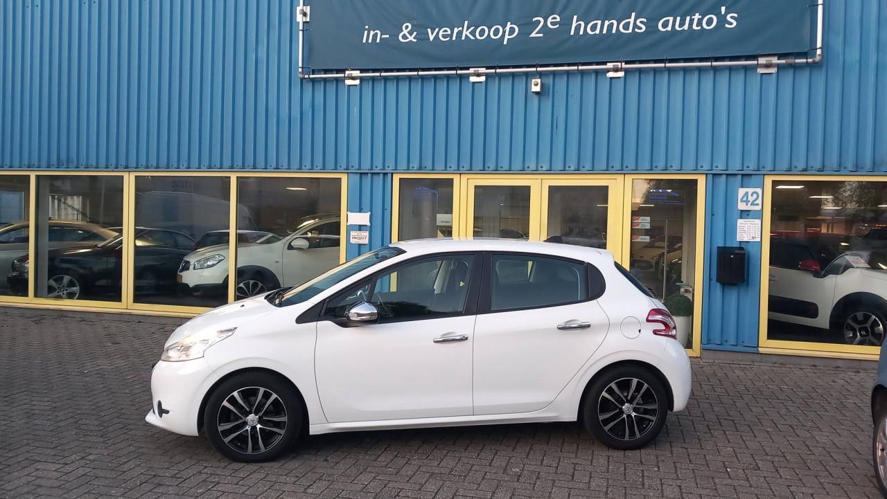 Peugeot 208 1,0 VTI Access 5deurs bj:2013 airco navigatie apk 9-2027