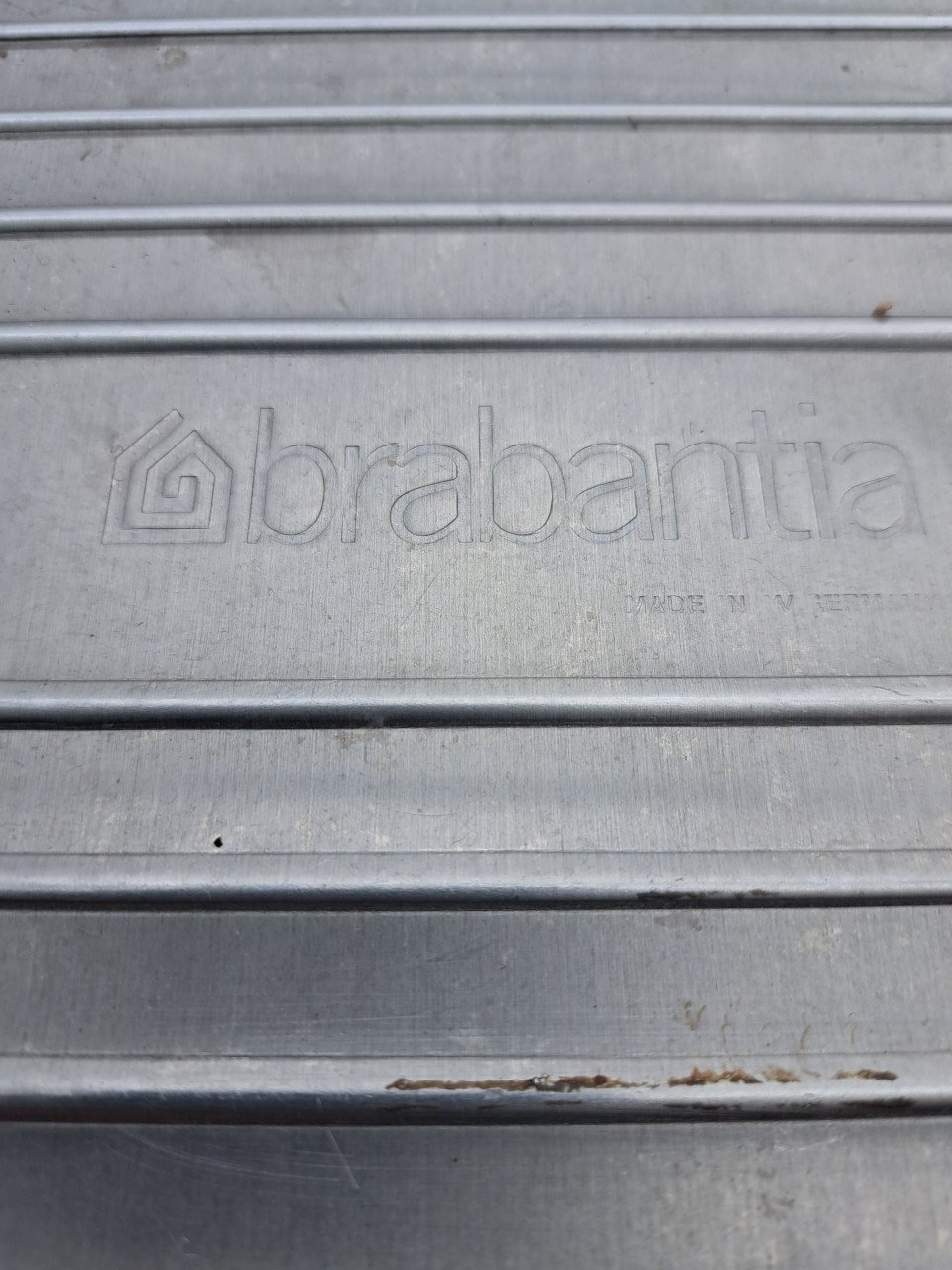 Stevige trap met 3 treden en handgreep van BRABANTIA!