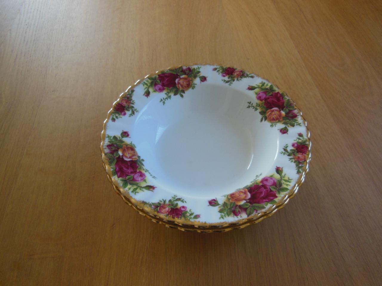 Diepe borden Royal Albert