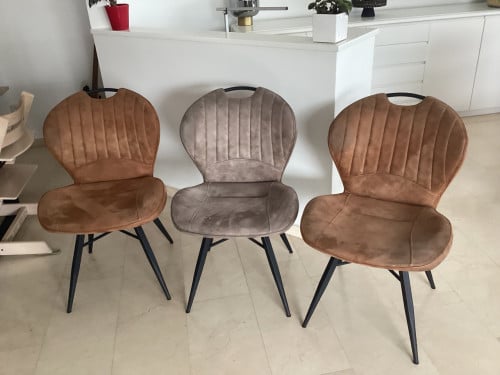 Eetkamer bank op wieletjes en 3 stoelen