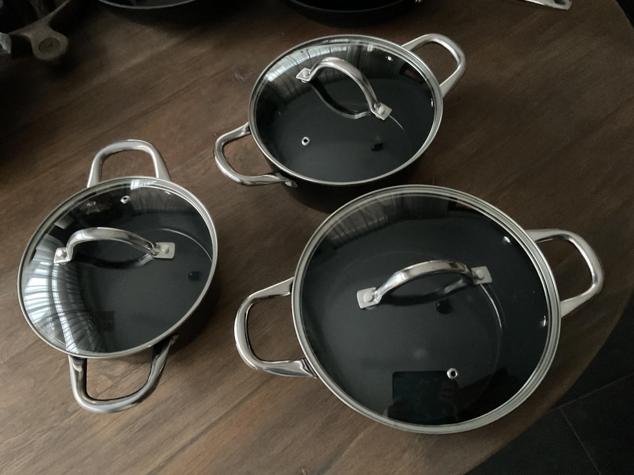 Complete zwarte pannenset.   GERESERVEERD!!!