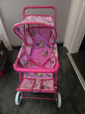 Roze poppenwagen