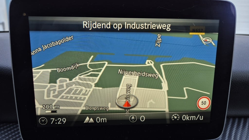 Mercedes-Benz A-Klasse 180 bus. sol. amg*led*navi*stoelvrw*18 inch*leder*zw