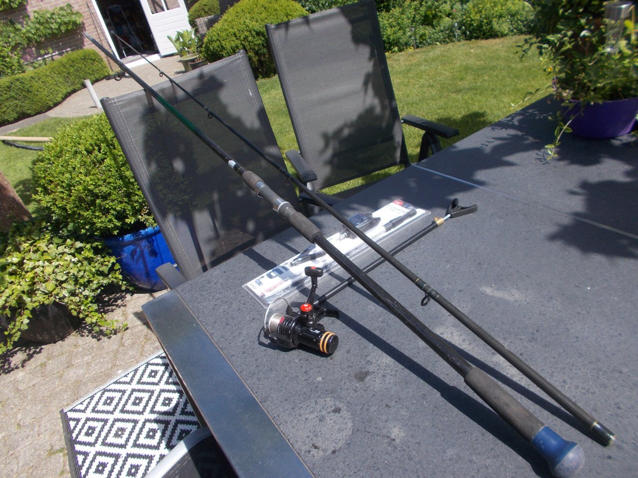 Complete karperset, hengel, molen , bankstiks, electronische beetverklikker