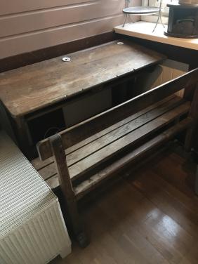 Oude schoolbank met porseleinen inktpotjes