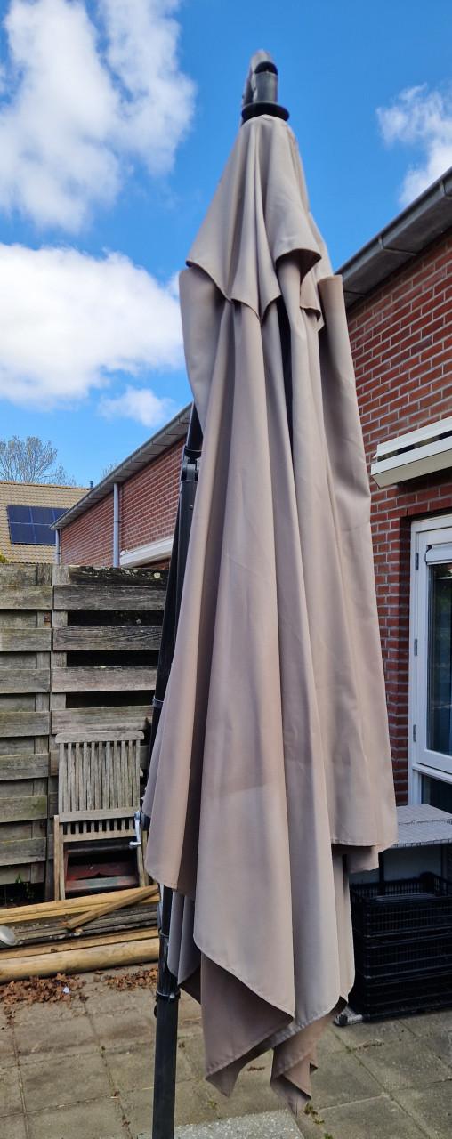 Zweefparasol met voet - gebruikssporen