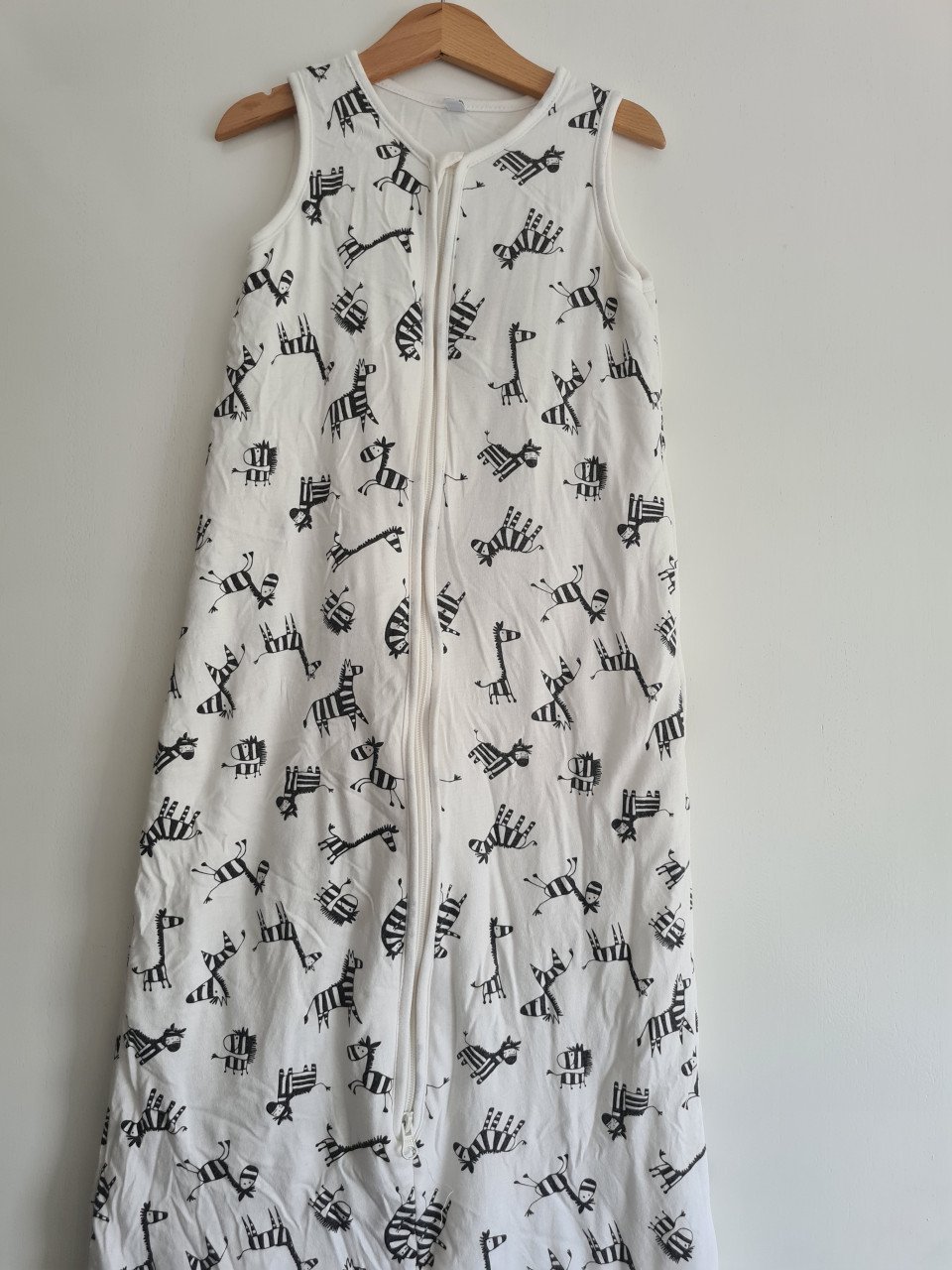 2X slaapzakken wit / zwart en pastelkleuren Nightwear  Maat 86-110 samen €5