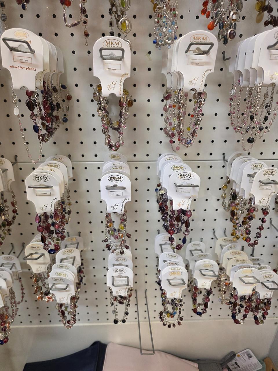 Partij  armbanden en  ketting