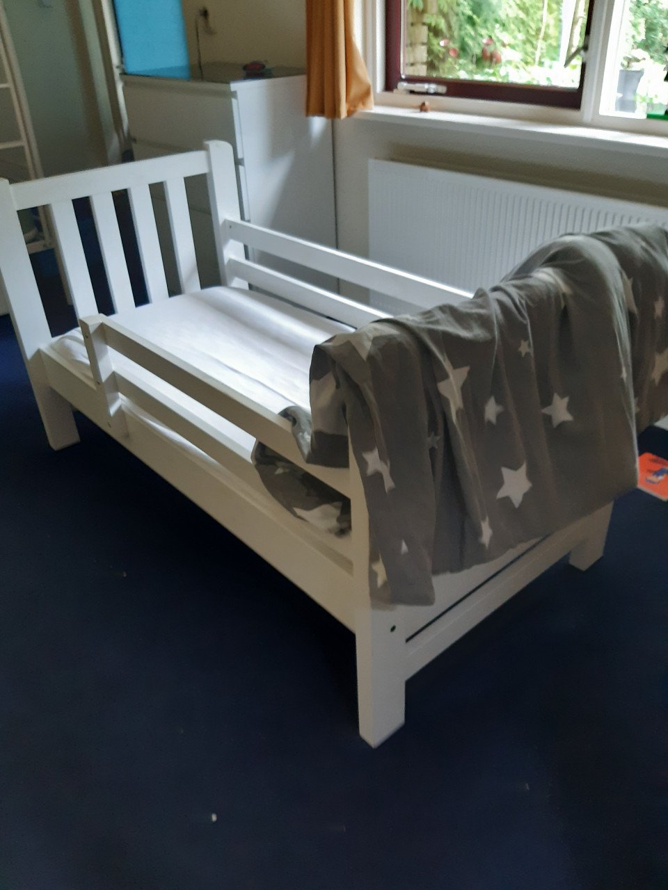 Stevig kinderbedje te koop.