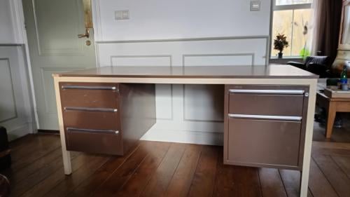 Stalen bureau