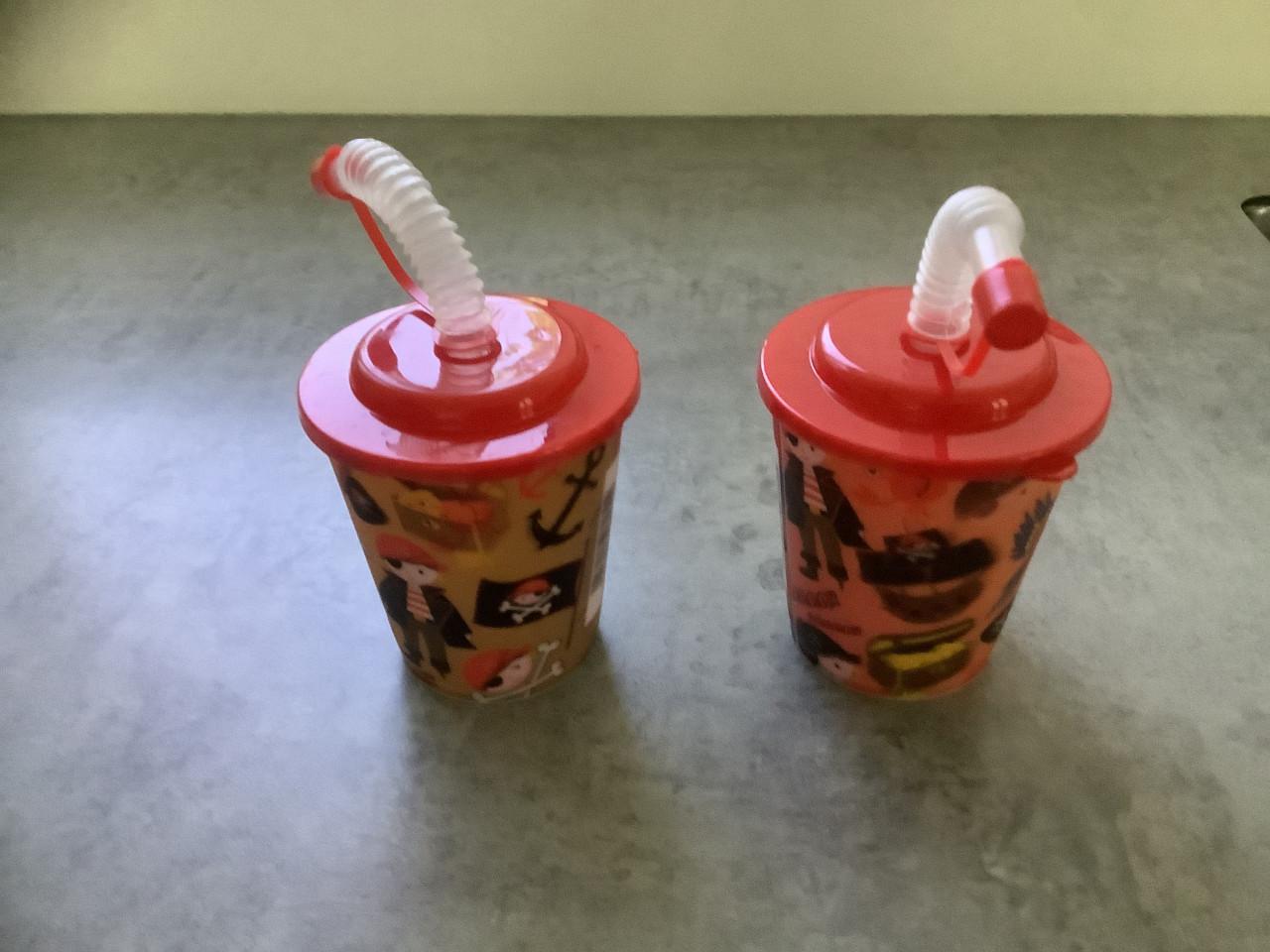 Twee Piratenbekers met rietje