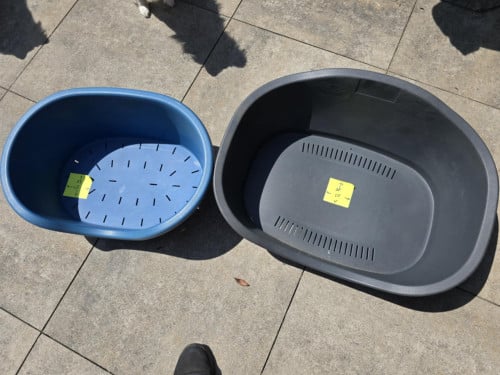 Plastic hondenmanden apart of samen