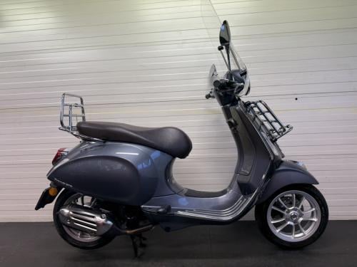 Zeer nette en complete Vespa Primavera Touring 45km!