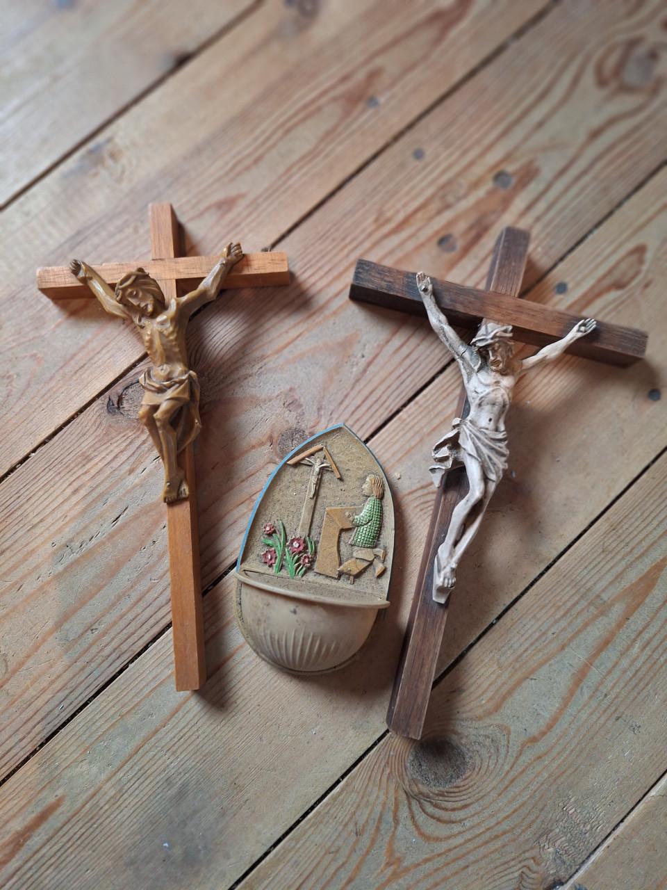 Kruisjes / wijwaterbakje