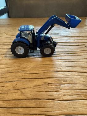 Siku 1986 New Holland T7070 met voorlader - 1:50