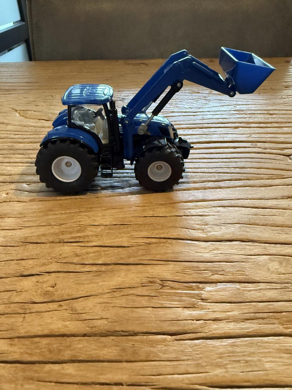 Siku 1986 New Holland T7070 met voorlader - 1:50