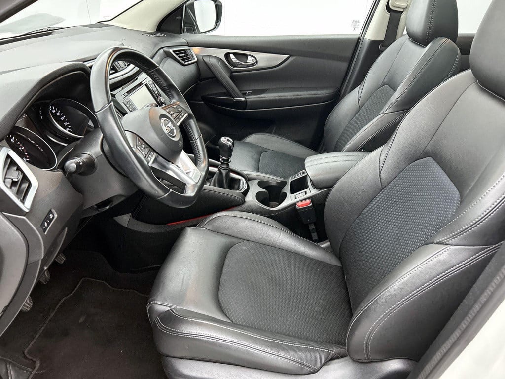 Nissan Qashqai 1.2 tekna | parkeer sensoren | lmv | panorama dak | navigati