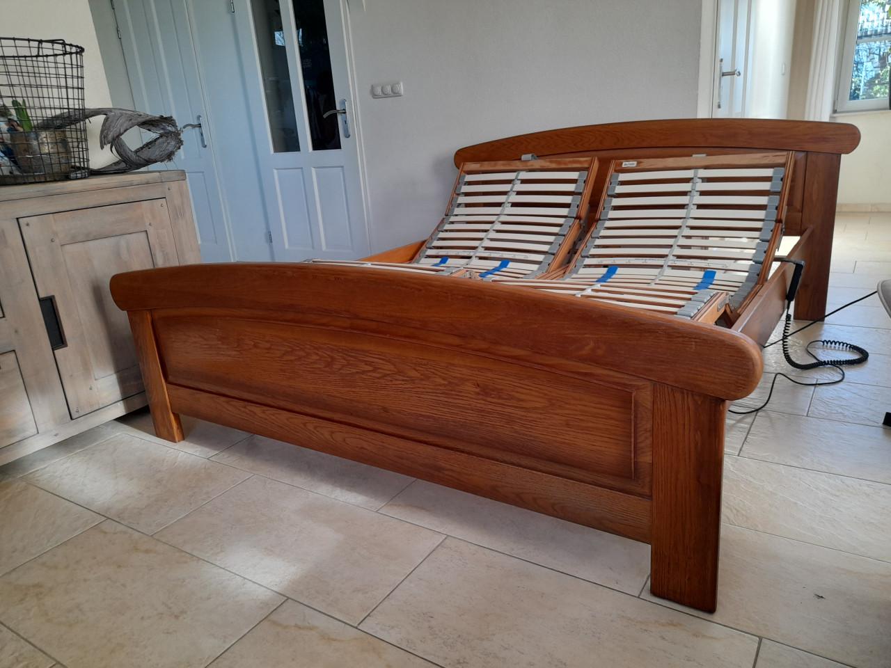 2 Persoons bed met 2 elektrisch verstelbare lattenbodems (in goede staat )